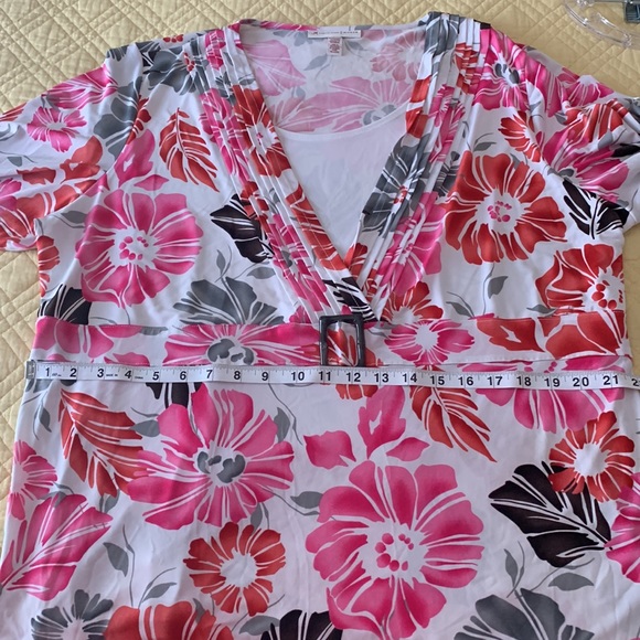 Beautiful top - Picture 8 of 10